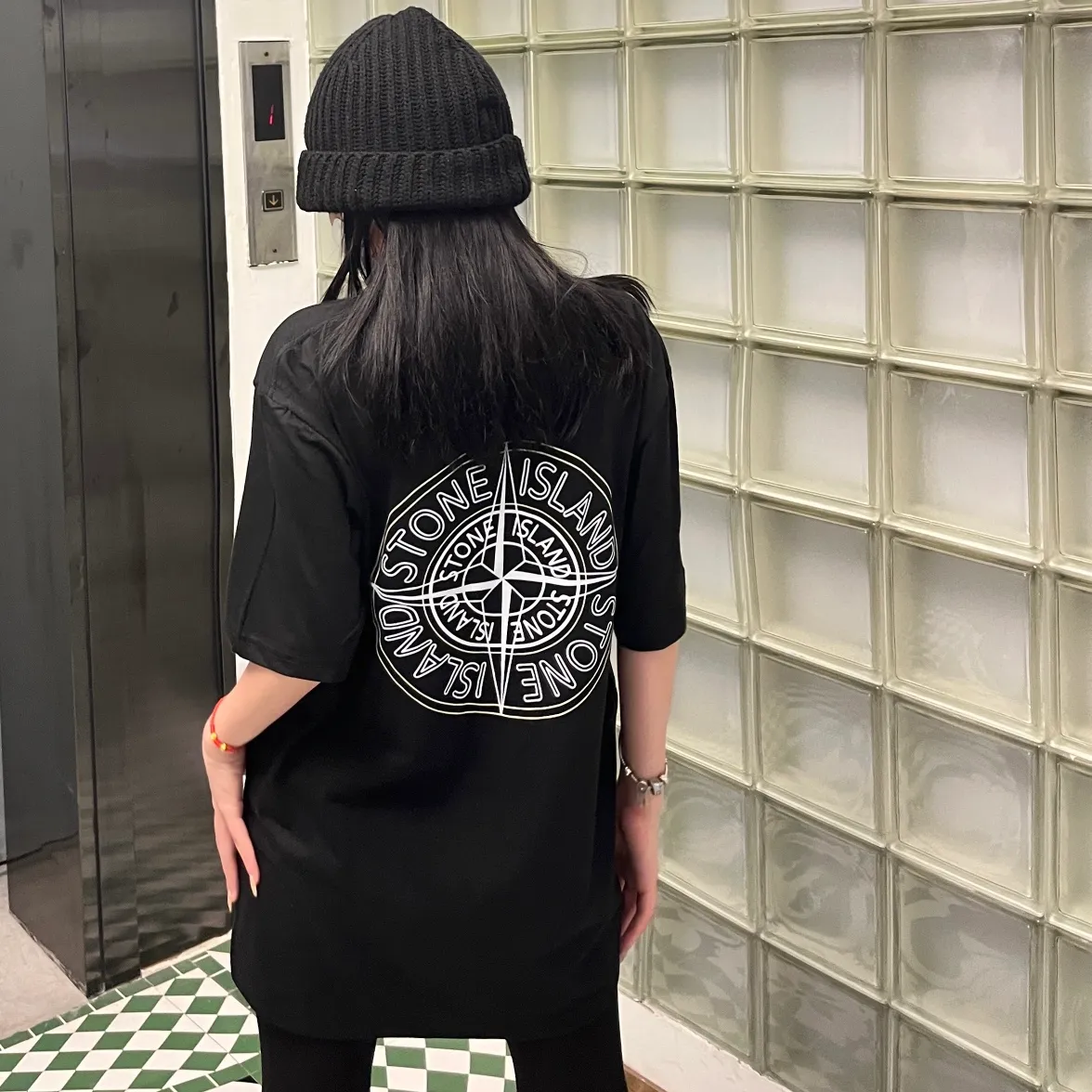 W609#P110💰 Stone Island has a large compass logo on the back of Stone Island. Logo printed short-sleeved men's and women's loose casual T-shirts. Made of 260 grams of combed cotton, 32-count double yarn, double threads and two needles to press the thread. No deformation after long-term washing. Imported 3D printing, no fading, no cracking. Washable double tags. Original packaging. Color: black-white. Size M-XXL.